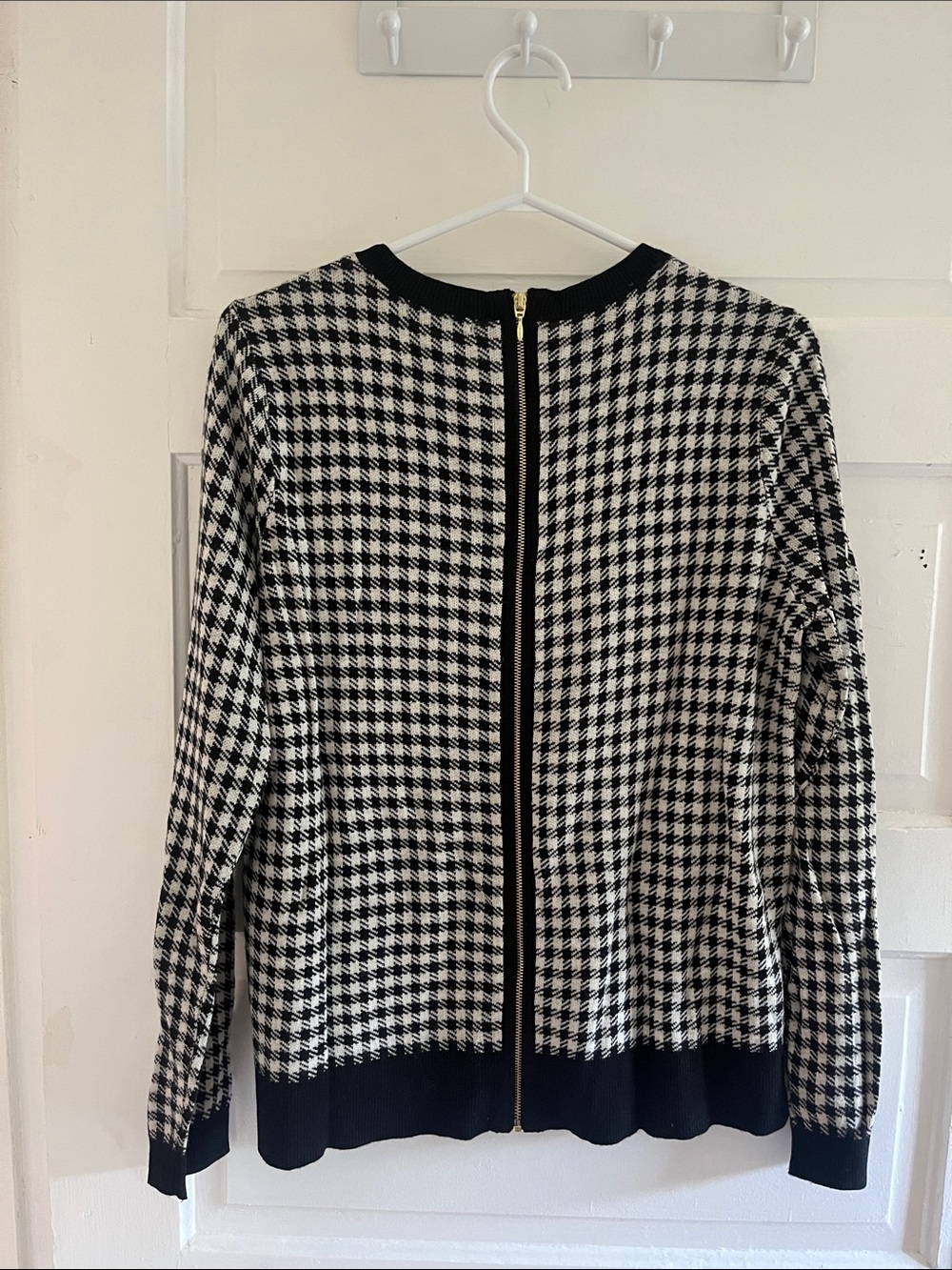 H&M Black and White Houndstooth Long-Sleeve Knit Top - Picture 2 of 2